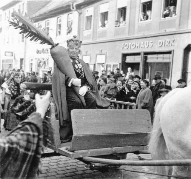 Einen Moment bitte...