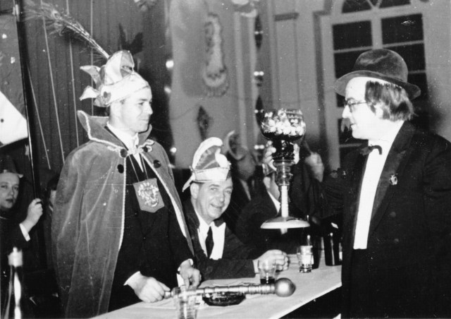 Einen Moment bitte...