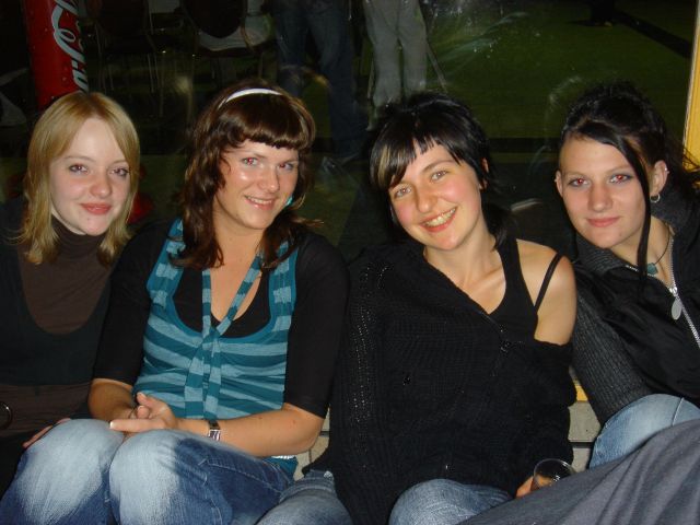 Einen Moment bitte...