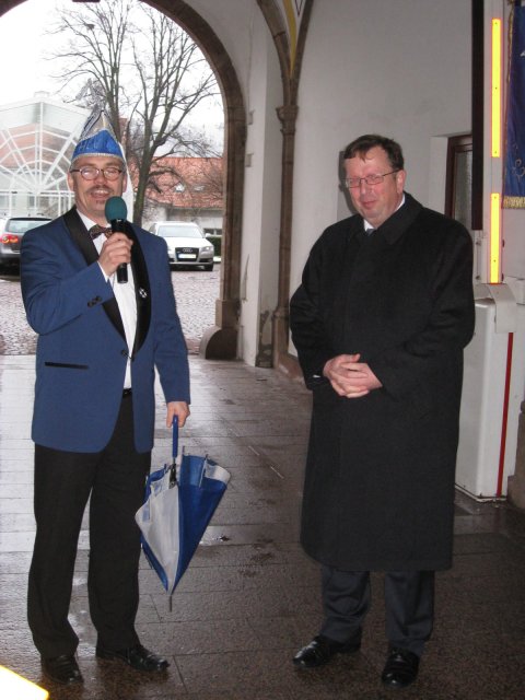 Einen Moment bitte...