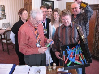 Ein sehr praktisches Geschenk &uuml;berreichte HCV-Mitglied Peter Frey an B&uuml;rgermeister Bernd Beck - einen Aktenkoffer, gef&uuml;llt mit "Finanzspritzen" f&uuml;r die Kommune.