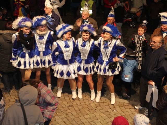 Einen Moment bitte...