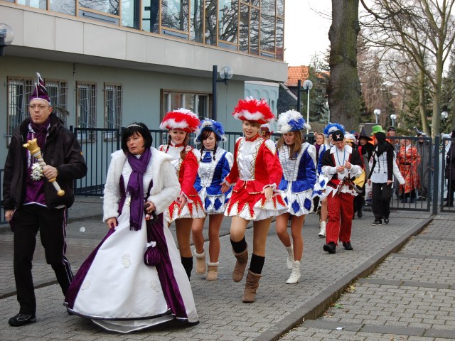 Einen Moment bitte...