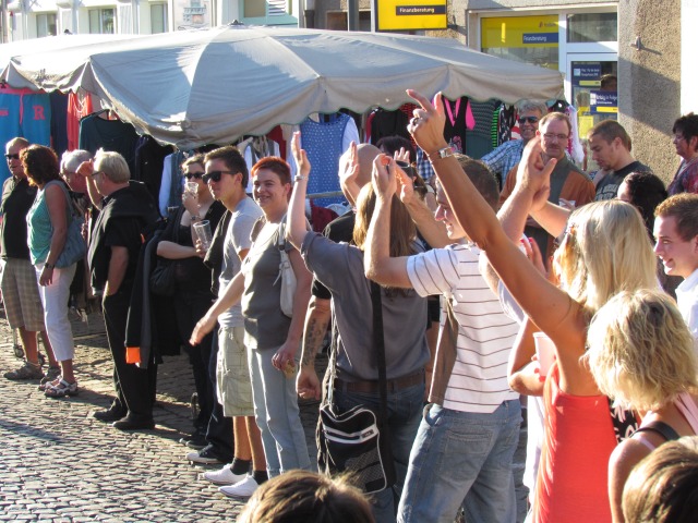 Einen Moment bitte...