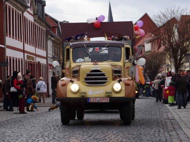 Einen Moment bitte...