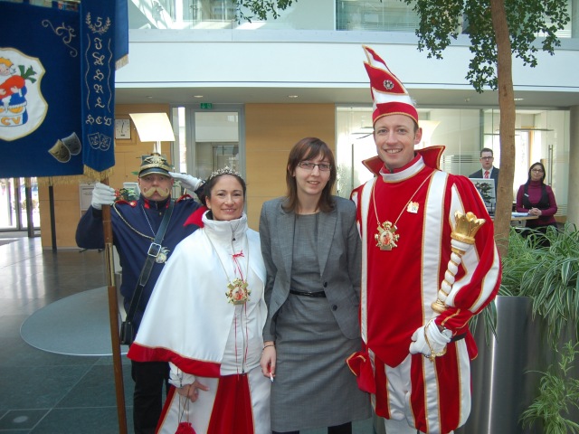 Einen Moment bitte...