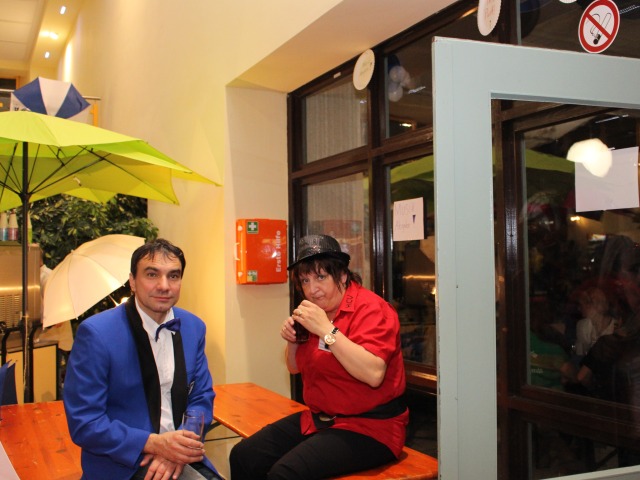 Einen Moment bitte...