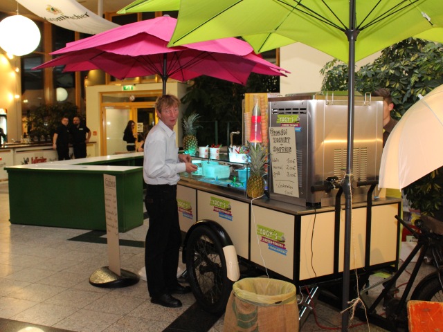 Einen Moment bitte...