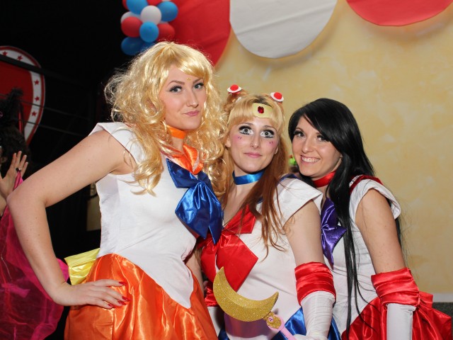 Einen Moment bitte...