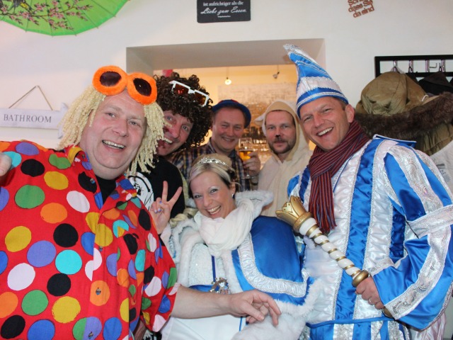 Einen Moment bitte...