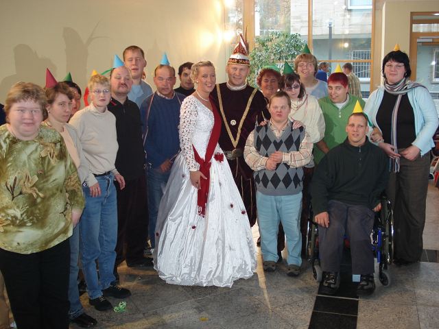 Einen Moment bitte...