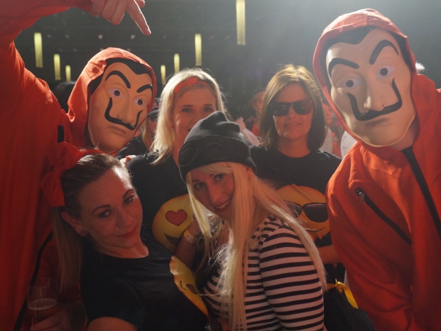 Einen Moment bitte...