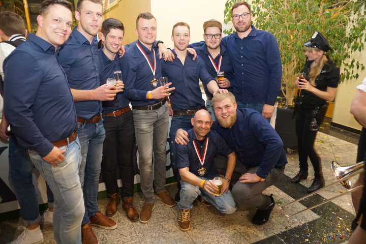 Einen Moment bitte...