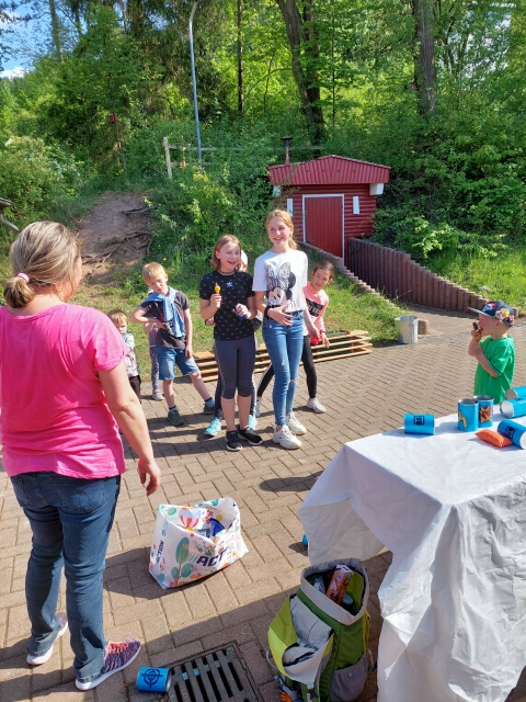 Einen Moment bitte...