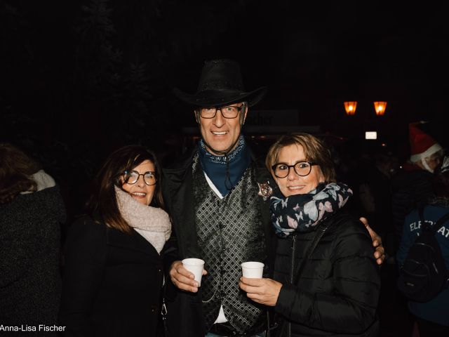 Einen Moment bitte...