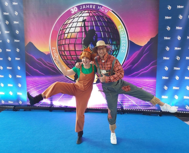 Einen Moment bitte...